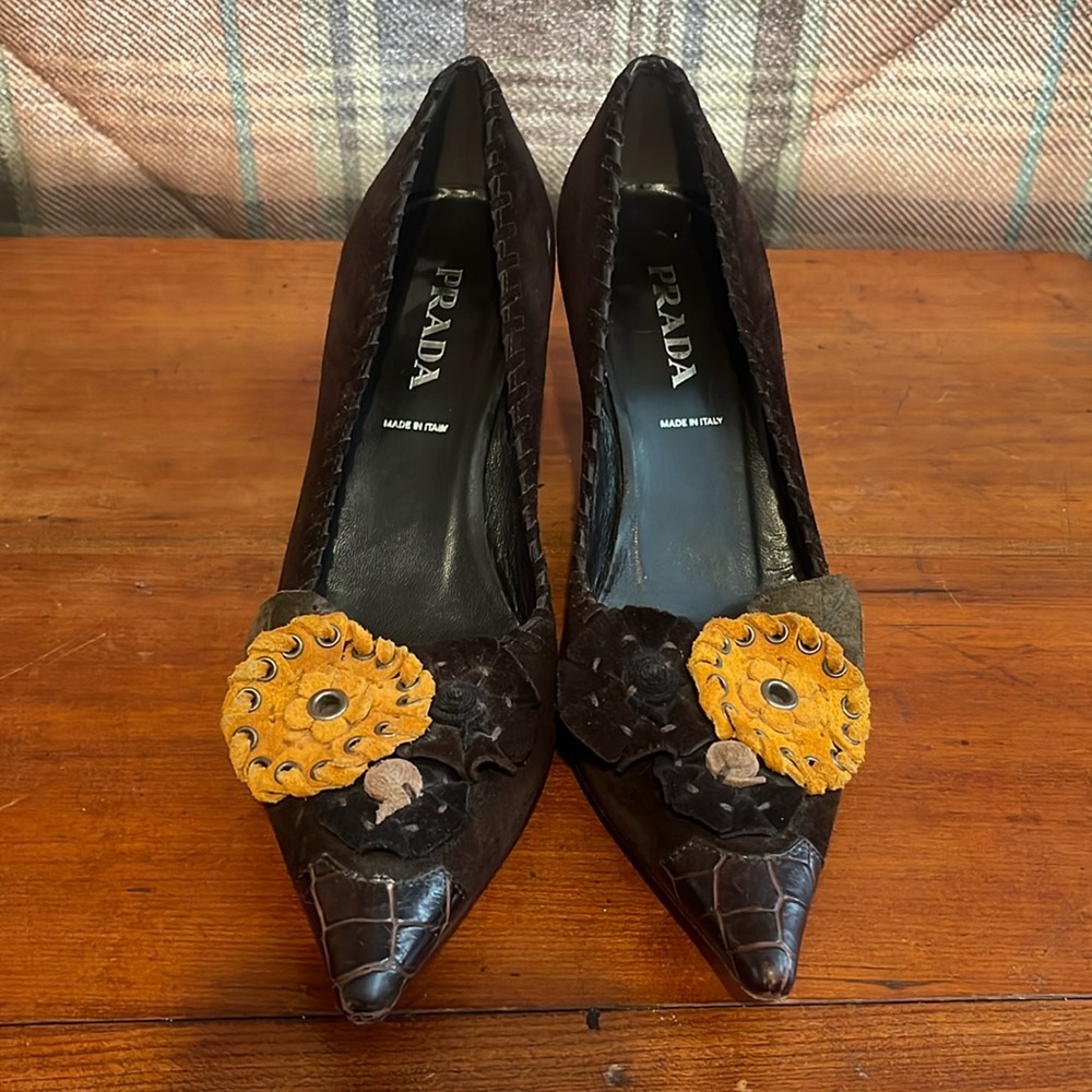 Prada Brown Suede Pumps with Leather Pointed Heel and Elegant Flower Detail